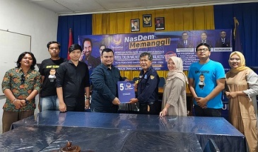 Fawer Sihite terima formulir dari Fernado Sitorus