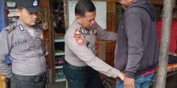 Personel geledah seorang warga