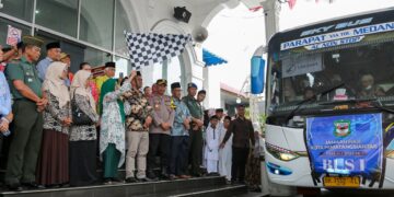 Pelepasa Calon Haji/Hajjah  dari halaman Balaikota Siantar