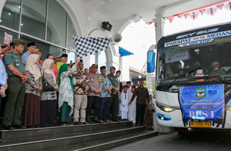 Pelepasa Calon Haji/Hajjah  dari halaman Balaikota Siantar