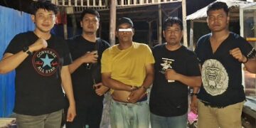 Tersangka diapit Polisi
