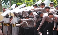 Hadapi kerusuhan massa