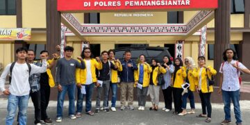 Mahasiswa di depan Mapolres Siantar