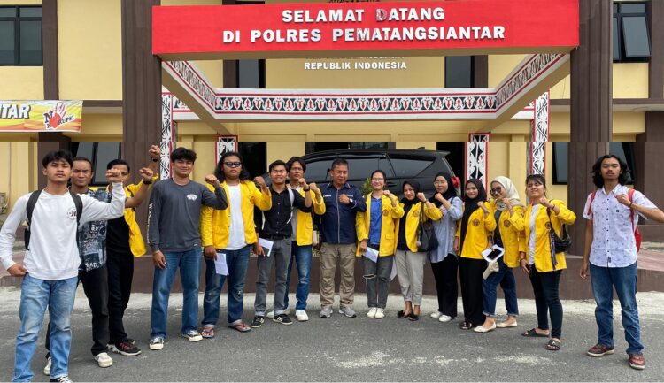 Mahasiswa di depan Mapolres Siantar