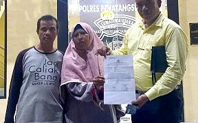 Korban dari orangtuanya didampingi pengacara perlihatkan LP