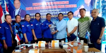 Kurnia Saragih dan Reinward Simanjuntak didampingi tim serahkan formulir pendaftaran