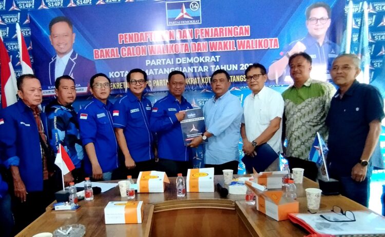 Kurnia Saragih dan Reinward Simanjuntak didampingi tim serahkan formulir pendaftaran