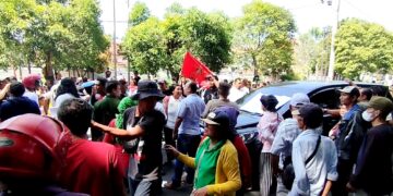 Massa mengerumuni mobil yang didalamnya Satpam PTPN III