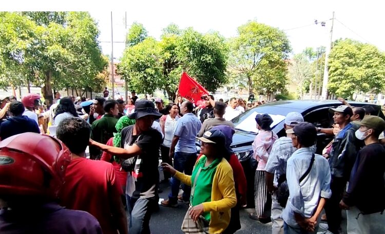 Massa mengerumuni mobil yang didalamnya Satpam PTPN III