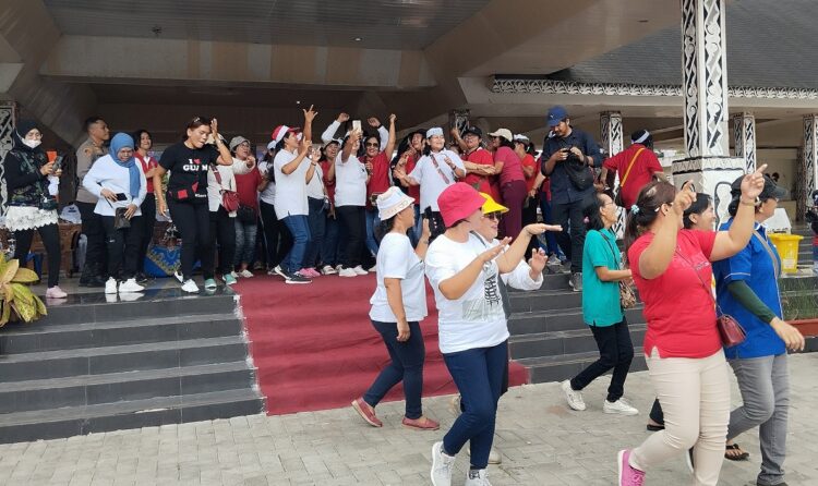 Buruh berjoget ria