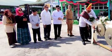 Pemukulan gong pertanda Pentas Taman Budaya dimulai