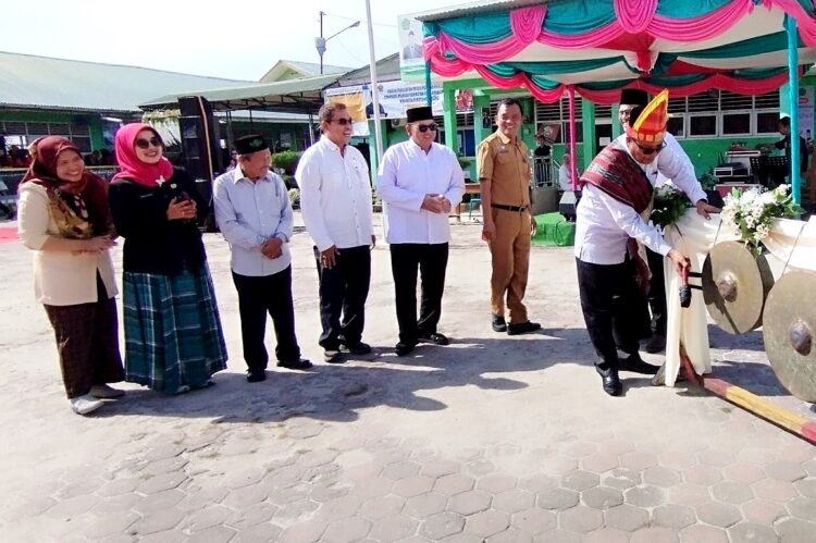 Pemukulan gong pertanda Pentas Taman Budaya dimulai