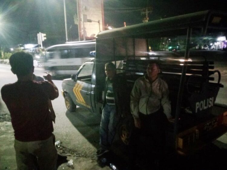 Personel Polisi dan warga turut mengantisipasi aksi tawuran