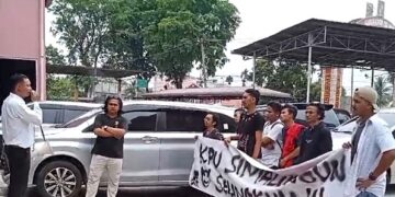 Unjuk rasa mahasiswa diterima Ketua KPU Simalungun