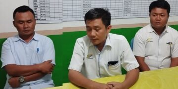 Wandi Sialoho didampingi Irman Sutoyo  dan Irvan
