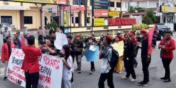 Unjukrasa di depan Mapolres Siantar