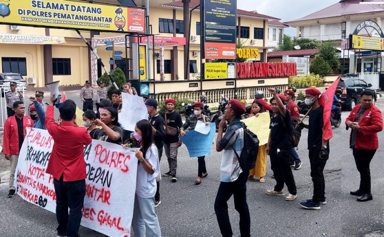 Unjukrasa di depan Mapolres Siantar