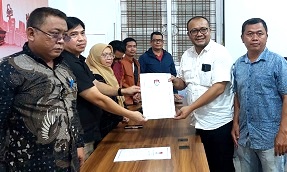 KPU Siantar serahkan berita acara kepada Hendra Simanjuntak- Kiswandi