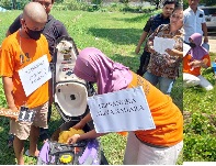Sepasang kekasih memasukkan bayi yang baru lahir ke jok sepeda motor