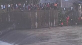Pencarian korban menjelang malam di sekitar Pabrik Es Pamatang Kelurahan Simalungun