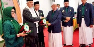Ketua MUI Siantar serahkan cendra mata kepada Ketua MUI Sumut dan kepada  Walikota
