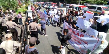 Unjuk rasa di depan kantor Walikota
