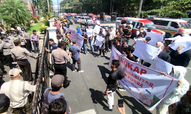 Unjuk rasa di depan kantor Walikota