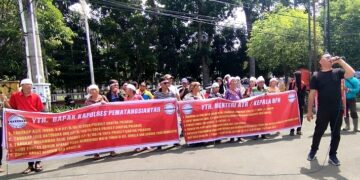 Unjukrasa di depan kantor DPRD Siantar