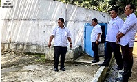 Pihak Perumda Tirta Uli di salah satu sumber mata air