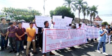 Demo di depan Mapolres