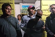 Usep berkepala botak diapit petugas