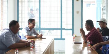 Freddy Alex Damanik didampingi Jimmy Purba saat berbincang dengan Ketua Partai Demokrat Siantar Ilhamsyah Sinaga