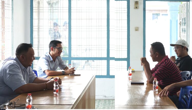 Freddy Alex Damanik didampingi Jimmy Purba saat berbincang dengan Ketua Partai Demokrat Siantar Ilhamsyah Sinaga