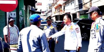 Kadishub bersama personel di persimpangan Sutomo-Wahidin