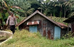 Polisi seser lokasi bendungan yang diduga sebagai lokasi rawan penggunaan Narkoba