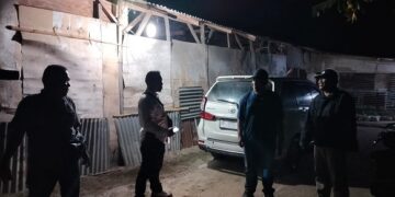 Personel Polisi di depan kafe