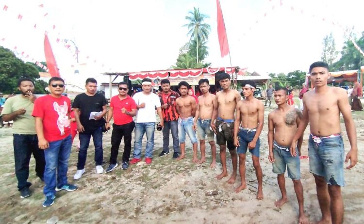 Andika Prayogi Sinag dan Tim Kayu Pemanjat Pinang Kategori Umum  tIM
