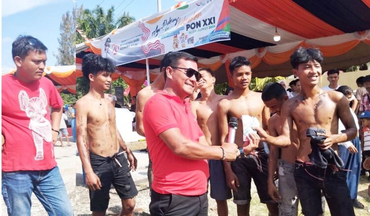 Andika Prayogi Sinaga didampingi Rico Sinaga Ketua Panitia serahkan hadiah kepada pemenang lomba panjat pinang