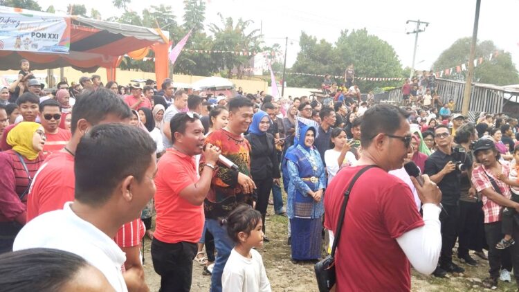 Andika Prayogi, Ronal  Susanti    ceria menyaksikan lomba