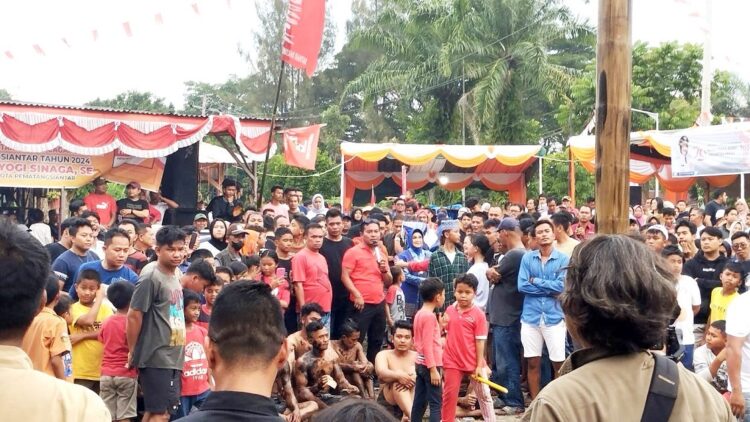 Andika Prayogi dan Susanti  di antara kerumunan masyarakat