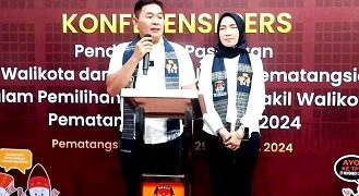 Mangatas Silalahi dan Ade Sandra Purba memberi keterangan pers