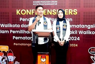 Mangatas Silalahi dan Ade Sandra Purba memberi keterangan pers
