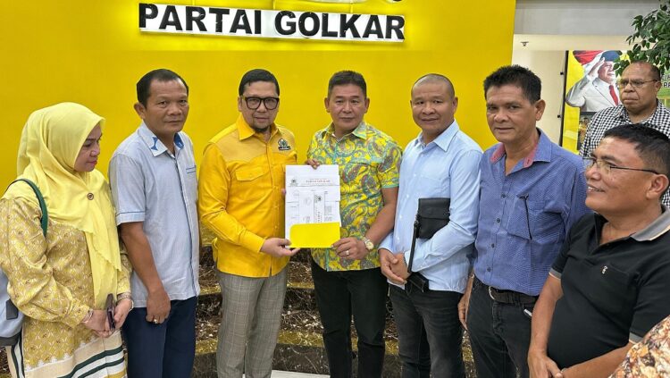 Mangatas terima SK dari Ahmad Doli