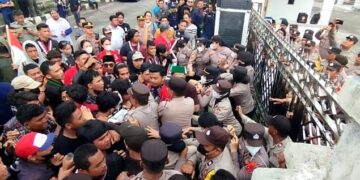 Masa aksi dorong-dorongan dengan Polisi di depan pntu gerbang DPRD Siantar