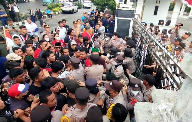 Masa aksi dorong-dorongan dengan Polisi di depan pntu gerbang DPRD Siantar