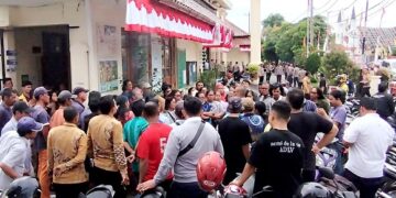 Massa Futasi yang kecewa di depan Pengadilan Negeri Siantar