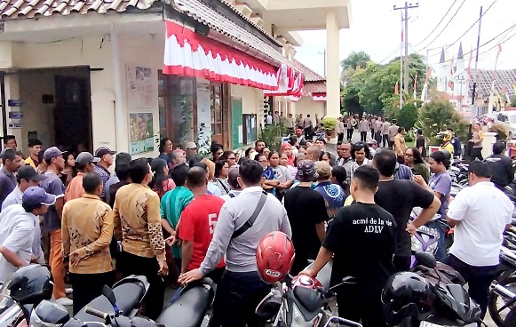 Massa Futasi yang kecewa di depan Pengadilan Negeri Siantar