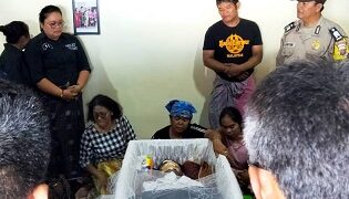 Melayat ke rumah duka