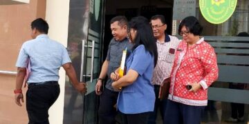 Para pihak keluar dari ruang Pengadilan Negeri Pematangsiantar usai mediasi
