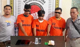 Para tersangka dan barang bukti  diapit petugas